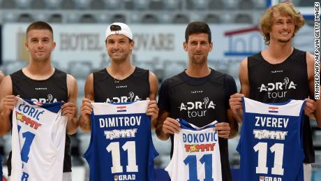 Borna Coric, Grigor Dimitrov, Novak Djokovic y Alexander Zverev (de izquierda a derecha) posan para el tiro grupal antes del partido de baloncesto en Zadar, Croacia. 