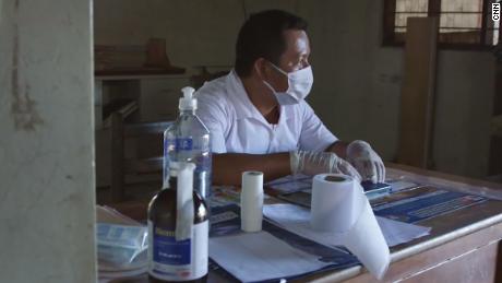 Elias Magin se sienta en la clínica en Caimito.