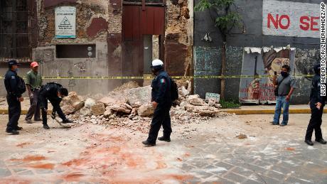 Un policía retira escombros de un edificio destruido por el terremoto en Oaxaca, México.