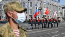 Durante el desfile, un soldado ruso usa una máscara en la plaza Lenin.
