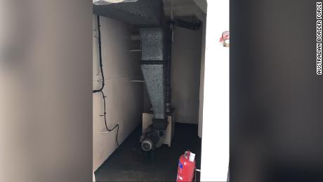 La unidad del perro encontró a un hombre escondido en una unidad de aire acondicionado en un buque de carga.