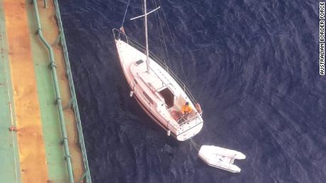 El barco, rumbo a Newcastle, Australia, llegó con la ayuda de un yate.