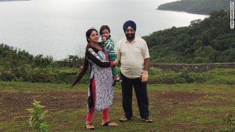 Lakhjeet Singh, de 68 años, obtuvo un resultado positivo en Covid-19, pero no pudo encontrar un hospital donde pudiera ser ingresado. En la foto con hija y nieta.