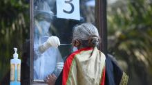 Un médico toma un hisopo de una mujer para analizar Covid-19 el 18 de junio en Nueva Delhi, India.   