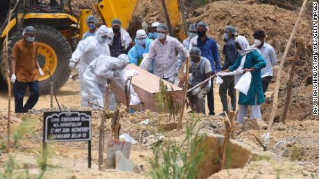 Una persona que murió en Covid-19 fue enterrada en el cementerio islámico de Jadid Qabristan Ahle el 19 de junio en Nueva Delhi, India.  