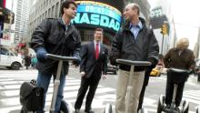 El inventor de Segway Dean Kamen viaja con Jeff Bezos en Nueva York en 2002.