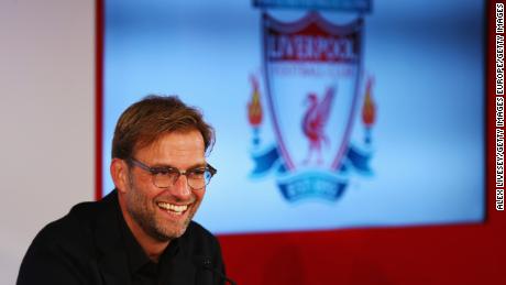 Klopp se presenta como el nuevo gerente de Liverpool en una conferencia de prensa de Anfield el 9 de octubre de 2015.