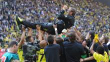Klopp es lanzado al aire por sus jugadores después de ganar el título de la liga al final de un partido de la Bundesliga entre Dortmund y FC Nuernberg el 30 de abril de 2011.
