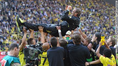 Klopp es lanzado al aire por sus jugadores después de ganar el título de la liga al final de un partido de la Bundesliga entre Dortmund y FC Nuernberg el 30 de abril de 2011.