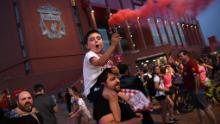 Los fanáticos celebraron Liverpool con el título fuera del estadio Anfield.