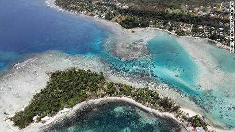 Vista aérea de la isla de Erakor y la costa de Port Vila más adelante en Vanuatu. 