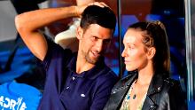 El tenista serbio Novak Djokovic (L) habla con su esposa Jelena durante un partido en Adria Tour, un torneo de tenis benéfico de los Balcanes Novak Djokovic en Belgrado, 14 de junio de 2020.