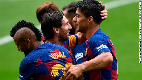 Luis Suárez marcó los dos goles para el Barcelona con el Celta Vigo, pero para el Barça sería un día decepcionante. 