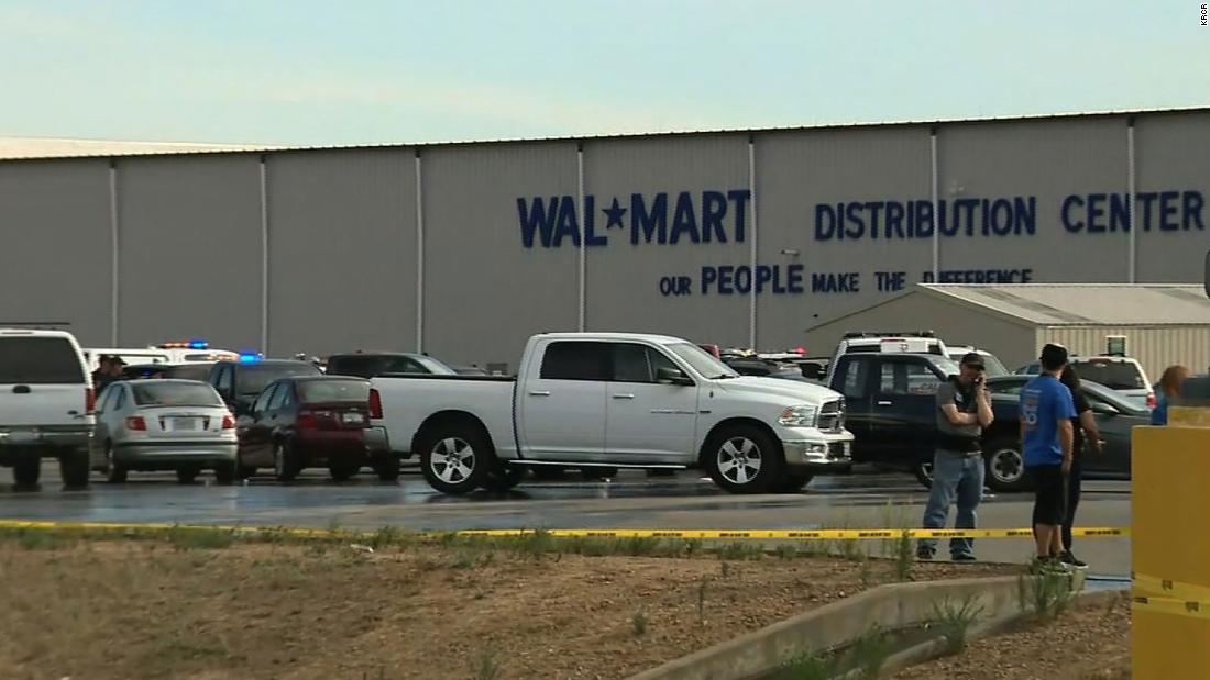 Las autoridades dicen que al menos 2 muertos y 4 heridos mientras disparaban en el centro de distribución Walmart de California