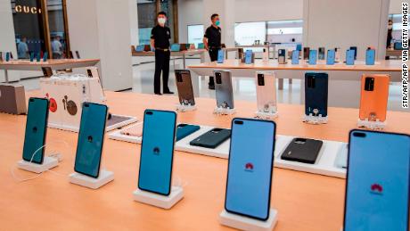 Los teléfonos inteligentes se muestran en la tienda de Huawei antes de abrir este mes en Shanghai. 