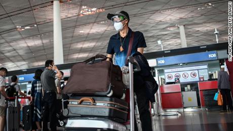 Un hombre con máscara y gafas en el Aeropuerto Internacional de Beijing el 17 de junio.