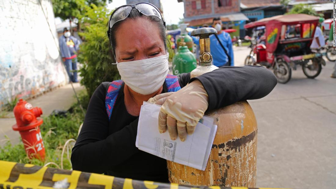 Coronavirus peruano: los locales exigen oxígeno cuando la enfermedad pasa factura