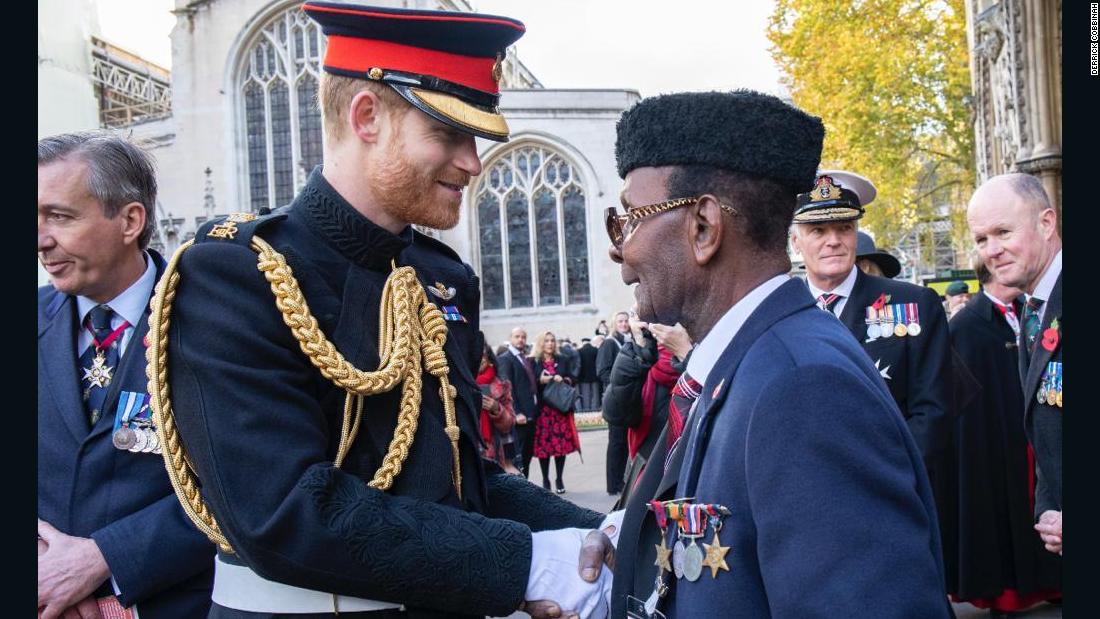 El Príncipe Harry le escribe a un veterano de Ghana para felicitarlo por sus esfuerzos para recaudar dinero.