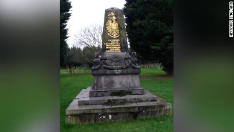 Memorial en el cementerio de Cheriton Road en Folkestone para 284 tripulantes alemanes que murieron en el desastre en 1878.