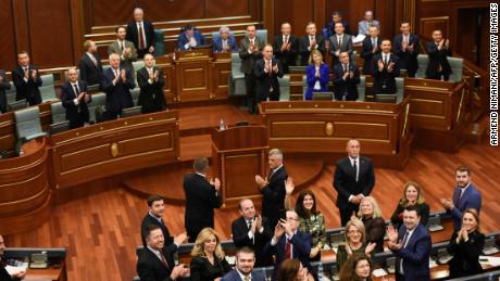 Los legisladores de Kosovo aprueban el ejército a medida que aumentan las tensiones con Serbia