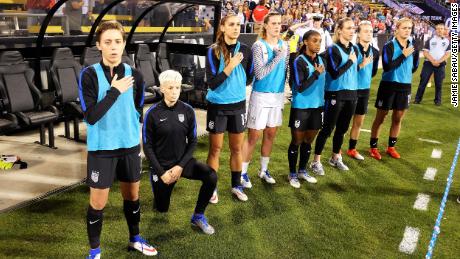 US Soccer ha derogado las reglas que requieren que los jugadores corran por el himno nacional 