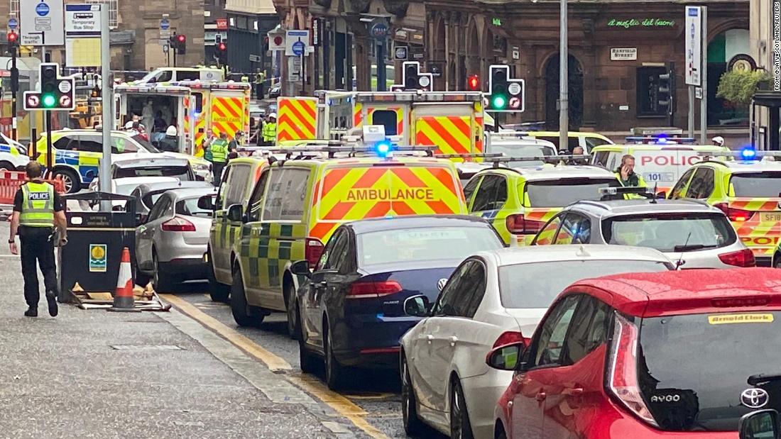 La policía desciende al centro de Glasgow después de que un policía lo apuñaló