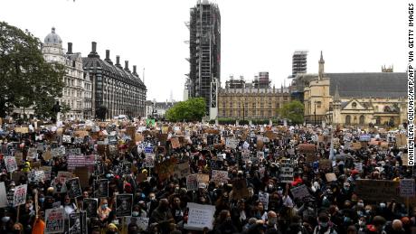 Manifestantes frente al parlamento en Londres el sábado.
