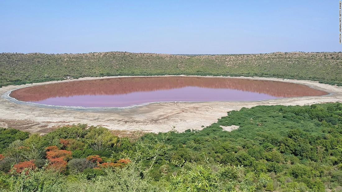 Lago Lonar: un lago de 50 años en la India acaba de ponerse rosado, y los expertos no saben exactamente por qué