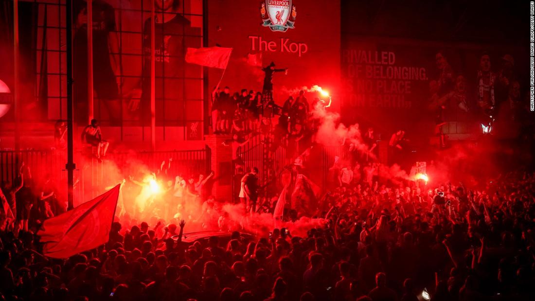 Liverpool: la policía critica a los fanáticos por encontrarse fuera de Anfield después de ganar el título