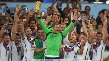 El portero alemán Neuer levanta la copa del mundo con su equipo después de derrotar a Argentina 1: 0 en la final de la Copa del Mundo de 2014.
