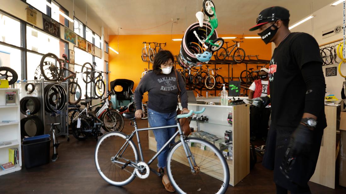 "Nuevo papel higiénico:" Las bicicletas se caen de los estantes, abrumando las tiendas
