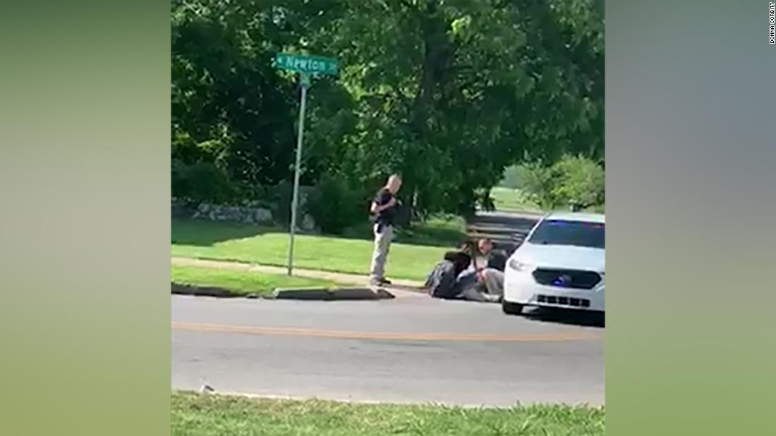 Policía de Tulsa: Nuevo testigo en video muestra arresto adolescente por jaywalking