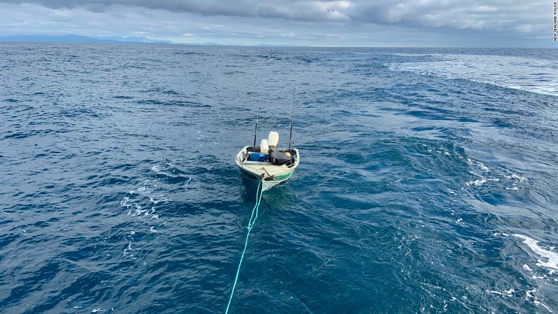 Un adolescente de Nueva Zelanda se salvó después de intentar cruzar el estrecho de Cook en un pontón