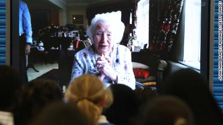 Vera Lynn chatea con estudiantes de su antigua escuela del este de Londres, Brampton Primary, por su centenario. 